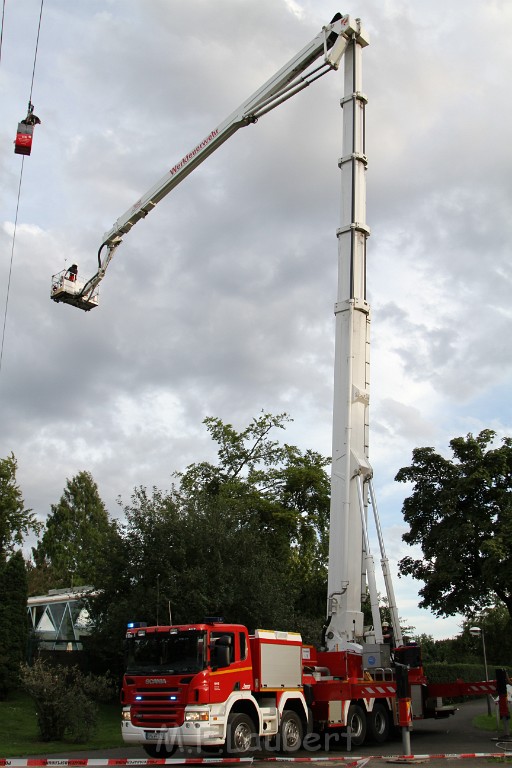 Koelner Seilbahn Gondel blieb haengen Koeln Linksrheinisch P595.JPG